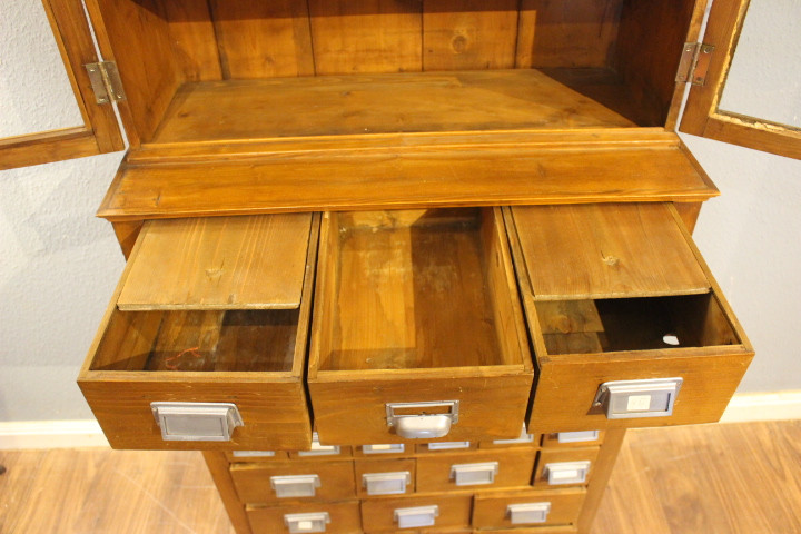 Magazinschränkchen, Sammlervitrine  (Art.-Nr. 05172)