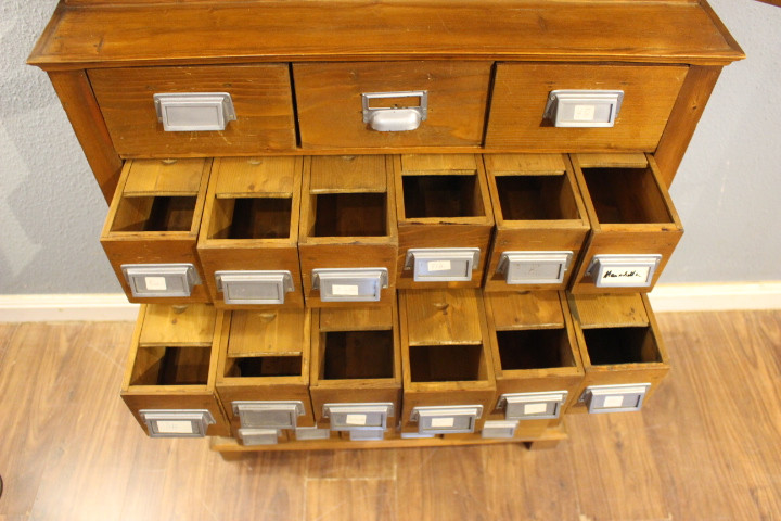 Magazinschränkchen, Sammlervitrine  (Art.-Nr. 05172)