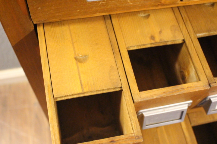 Magazinschränkchen, Sammlervitrine  (Art.-Nr. 05172)