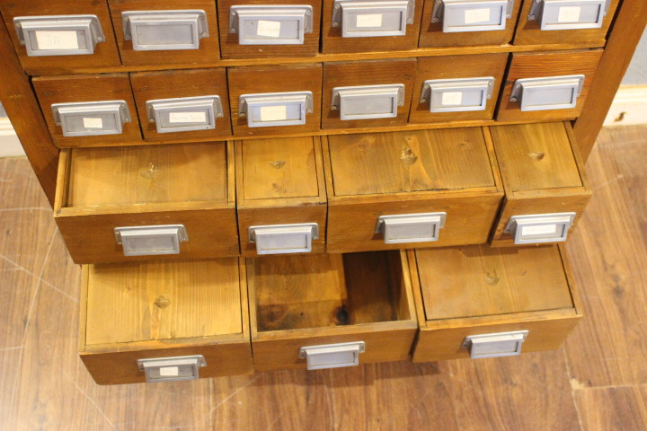 Magazinschränkchen, Sammlervitrine  (Art.-Nr. 05172)