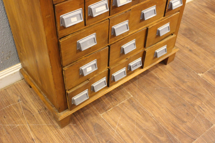 Magazinschränkchen, Sammlervitrine  (Art.-Nr. 05172)