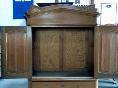 Biedermeier Dielenschrank in Eiche mit Giebel und Sonne (Art.-Nr. 02237)