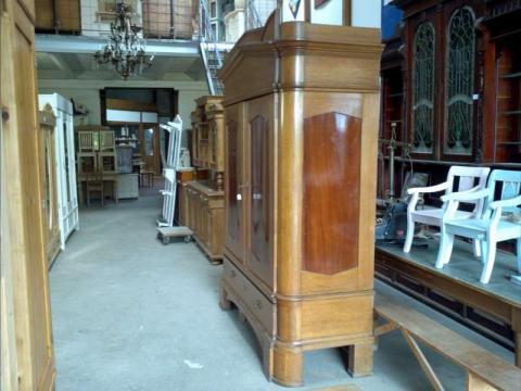 Biedermeier Dielenschrank in Eiche mit Giebel und Sonne (Art.-Nr. 02237)