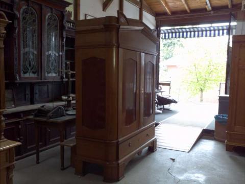 Biedermeier Dielenschrank in Eiche mit Giebel und Sonne (Art.-Nr. 02237)