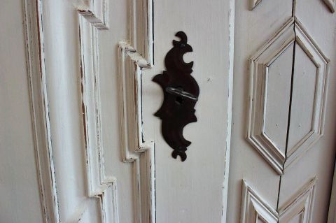 Barockschrank im Landhausstil, weiß, Anno 1765 (Art.-Nr. 01624)