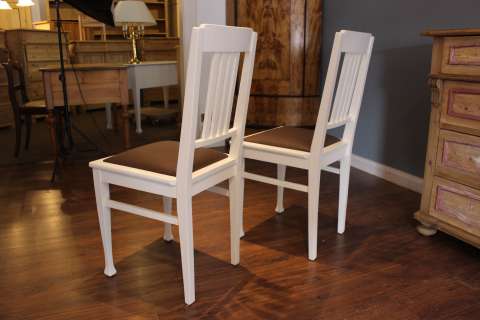 2 Jugendstil Stühle weiß gefasst, Sitzfläche erneuert (Art.-Nr. 03004)