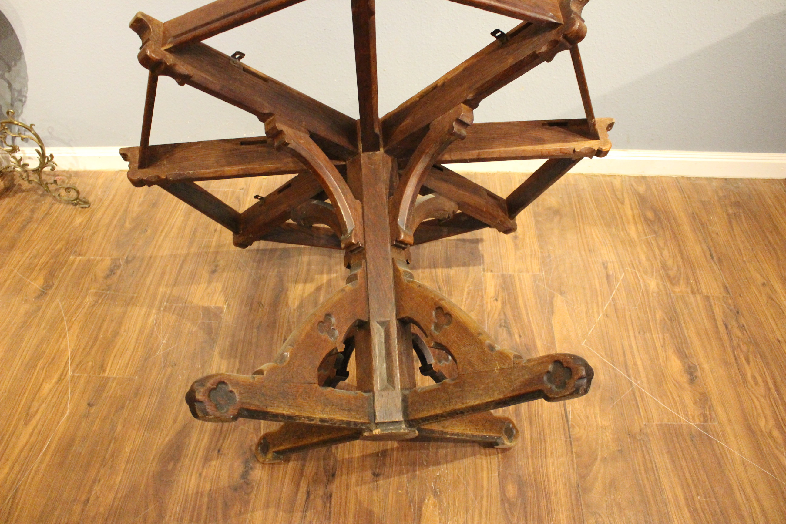 Original Kneipentisch Eiche, sehr stabile Platte. (Art.-Nr. 04074)