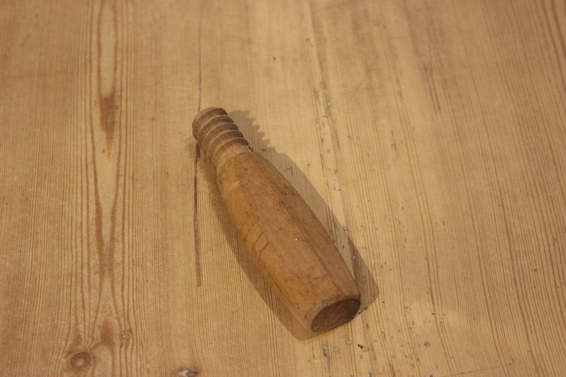 Ovaler Ausziehtisch mit weiß bemaltem Gestell Gründerzeit  (Art.-Nr. 04800)