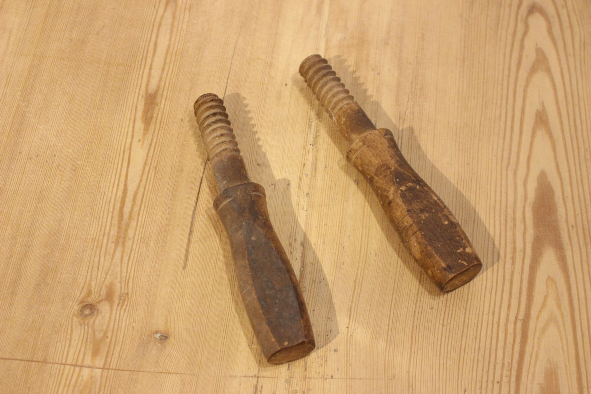 Ovaler Ausziehtisch mit weiß bemaltem Gestell Gründerzeit  (Art.-Nr. 04800)
