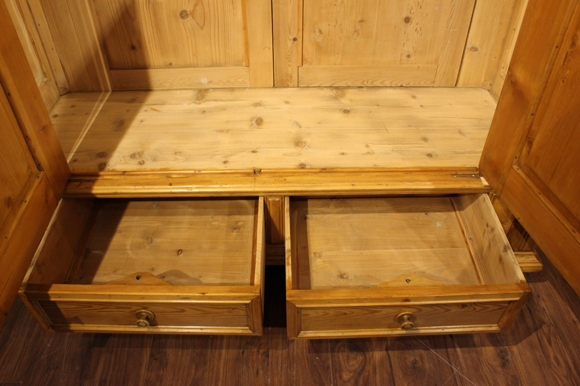 prächtiger antiker Kleiderschrank aus der Gründerzeit mit Säulen (Art.-Nr. 03846)