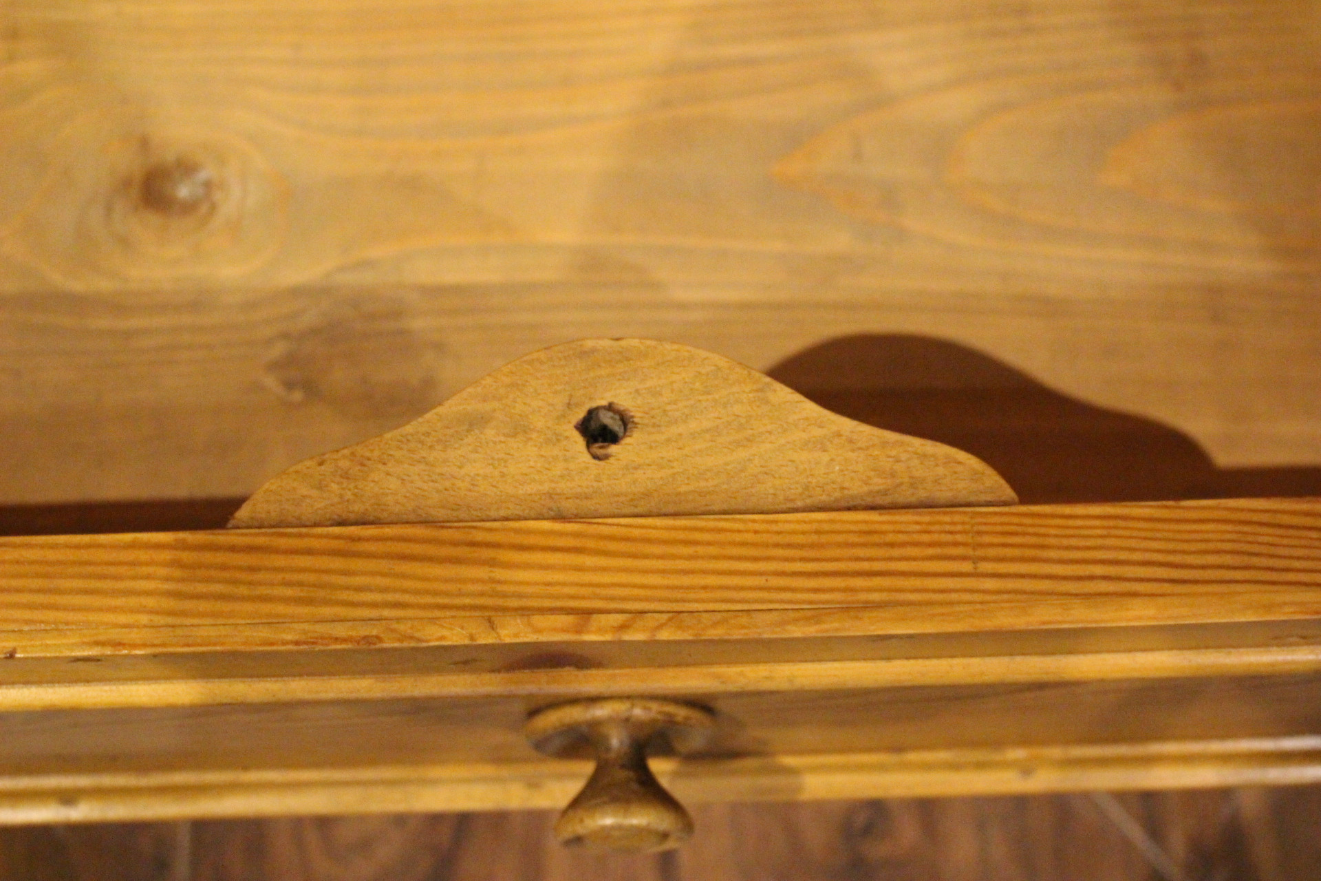 prächtiger antiker Kleiderschrank aus der Gründerzeit mit Säulen (Art.-Nr. 03846)