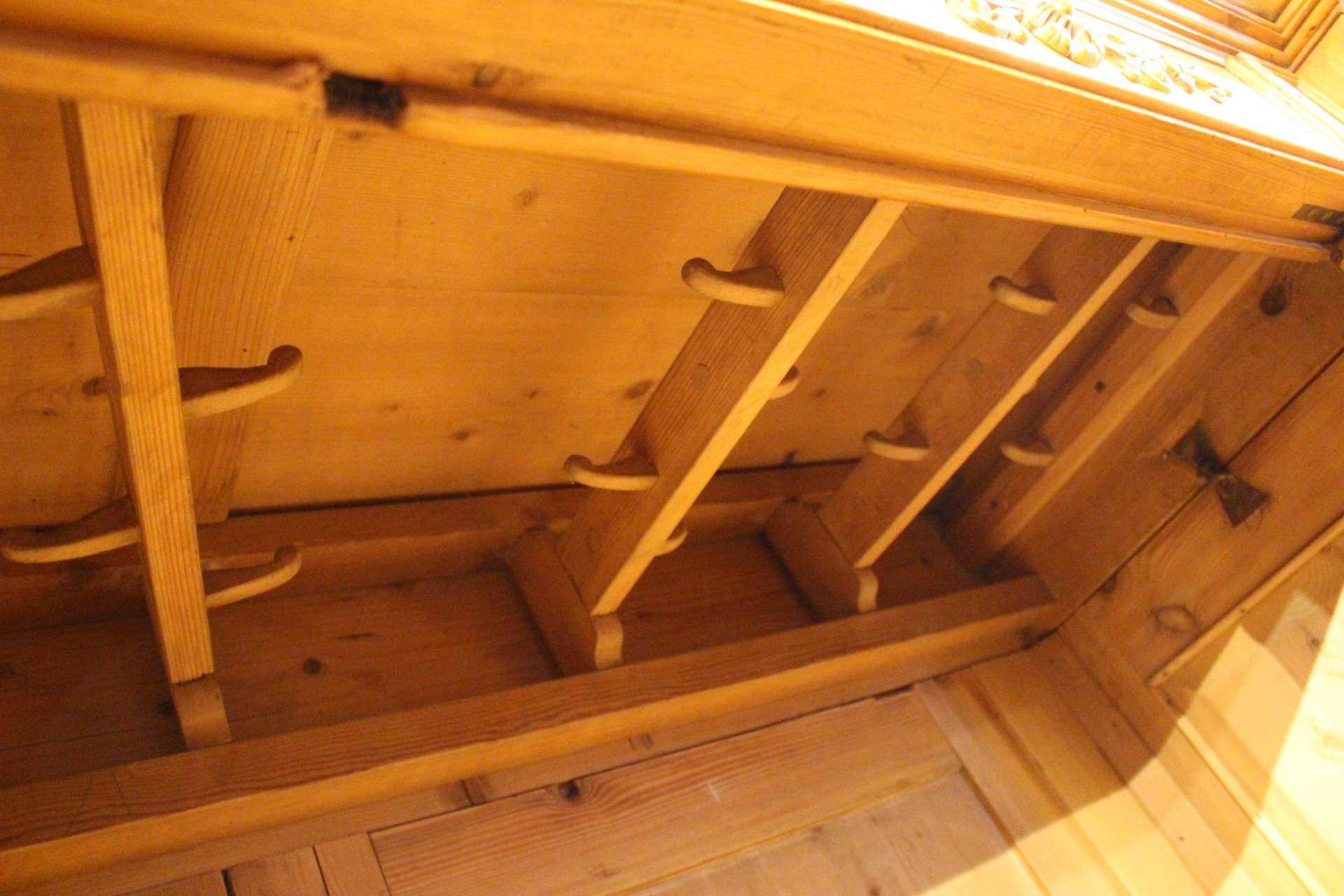 prächtiger antiker Kleiderschrank aus der Gründerzeit mit Säulen (Art.-Nr. 03846)