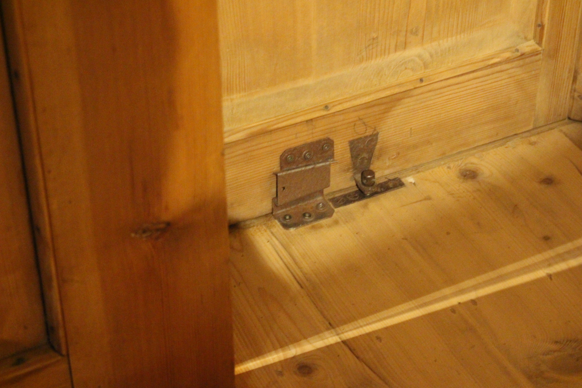 prächtiger antiker Kleiderschrank aus der Gründerzeit mit Säulen (Art.-Nr. 03846)