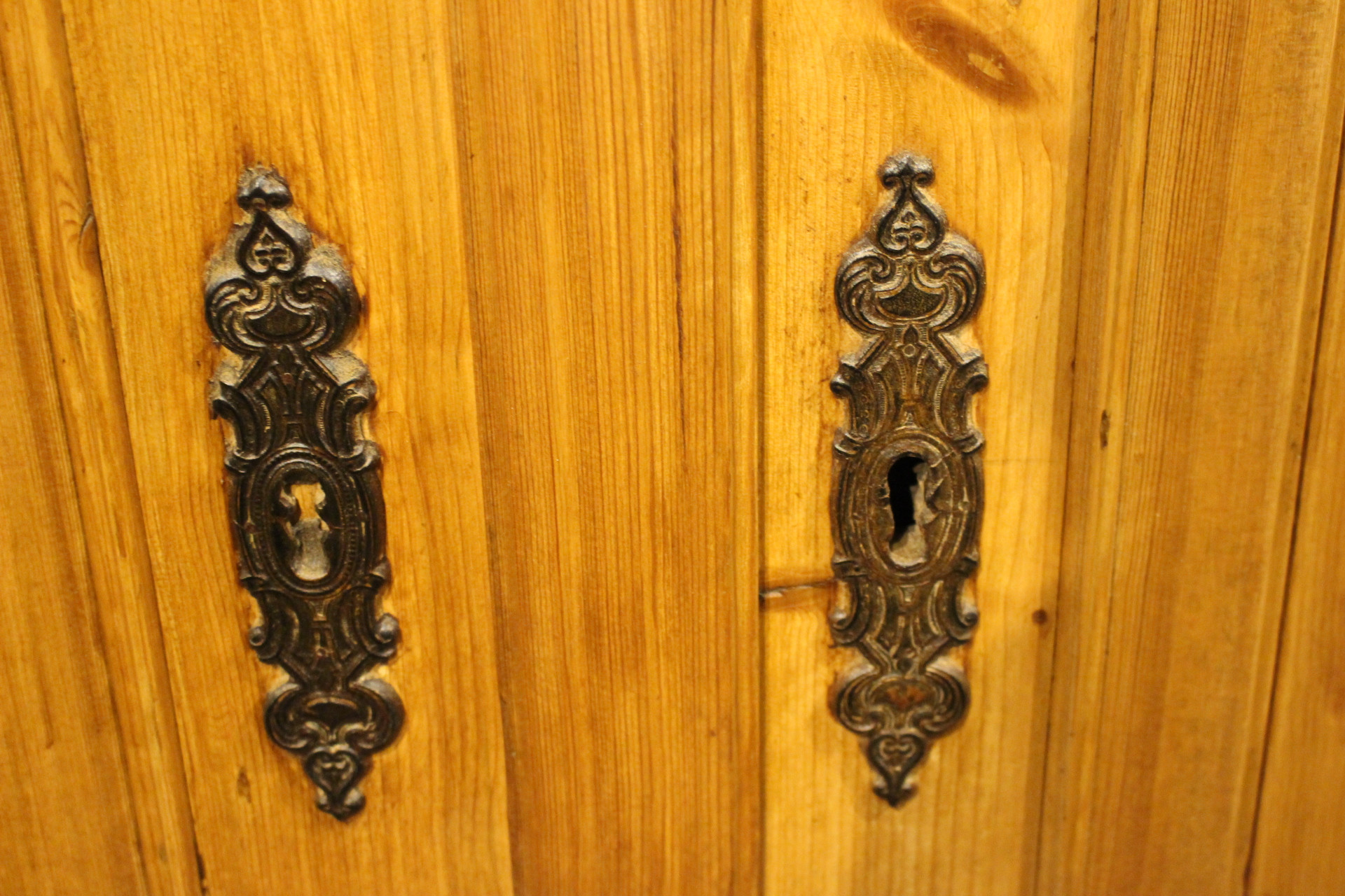 prächtiger antiker Kleiderschrank aus der Gründerzeit mit Säulen (Art.-Nr. 03846)