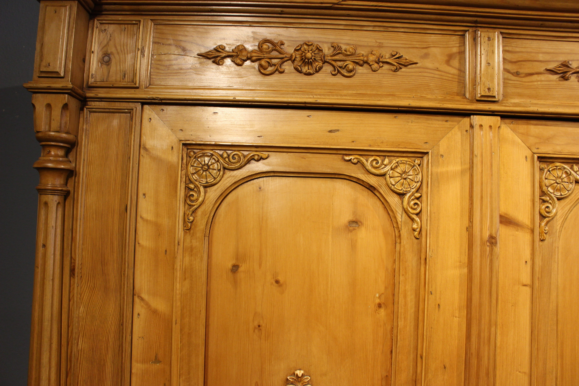 prächtiger antiker Kleiderschrank aus der Gründerzeit mit Säulen (Art.-Nr. 03846)