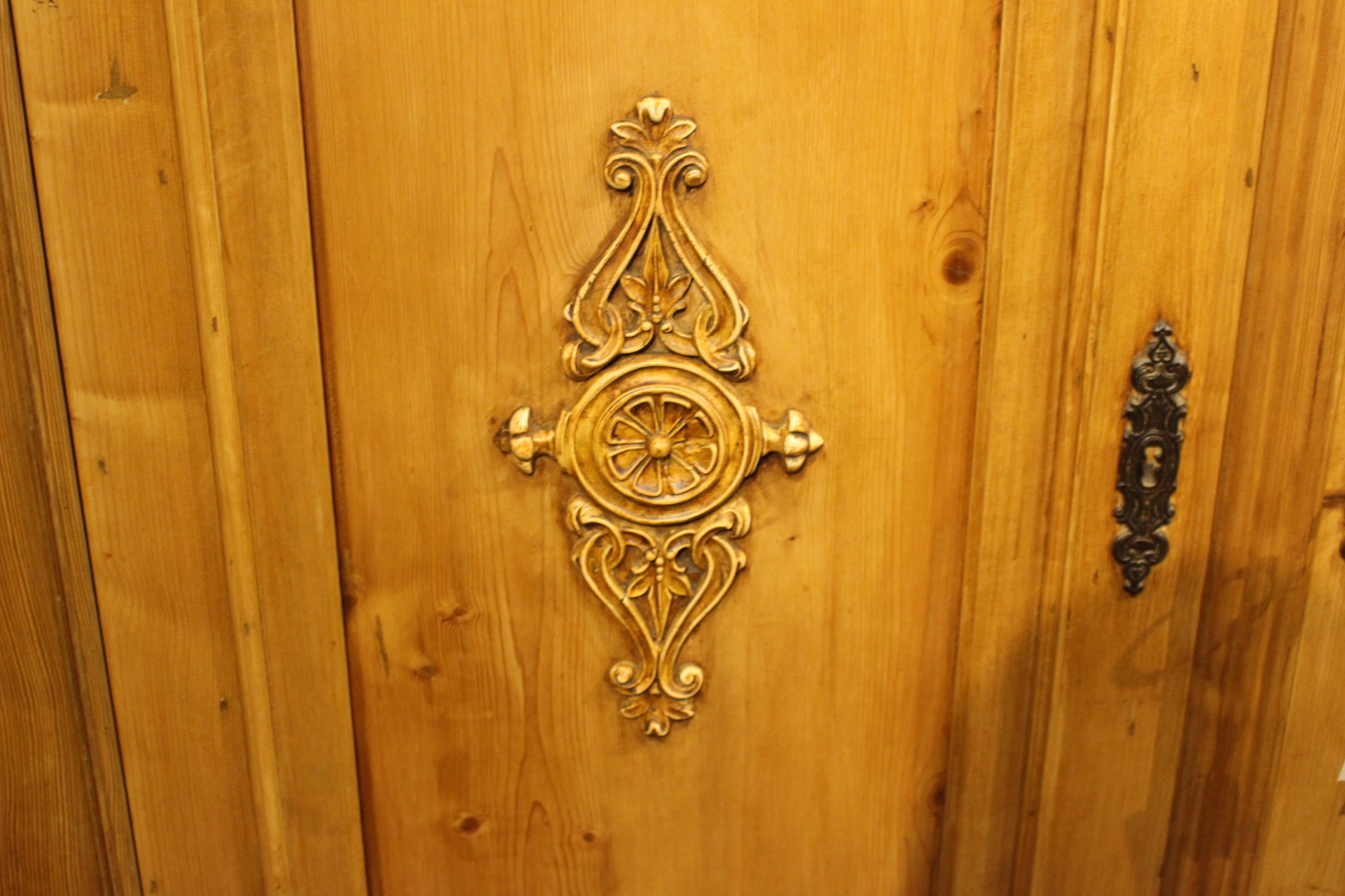 prächtiger antiker Kleiderschrank aus der Gründerzeit mit Säulen (Art.-Nr. 03846)