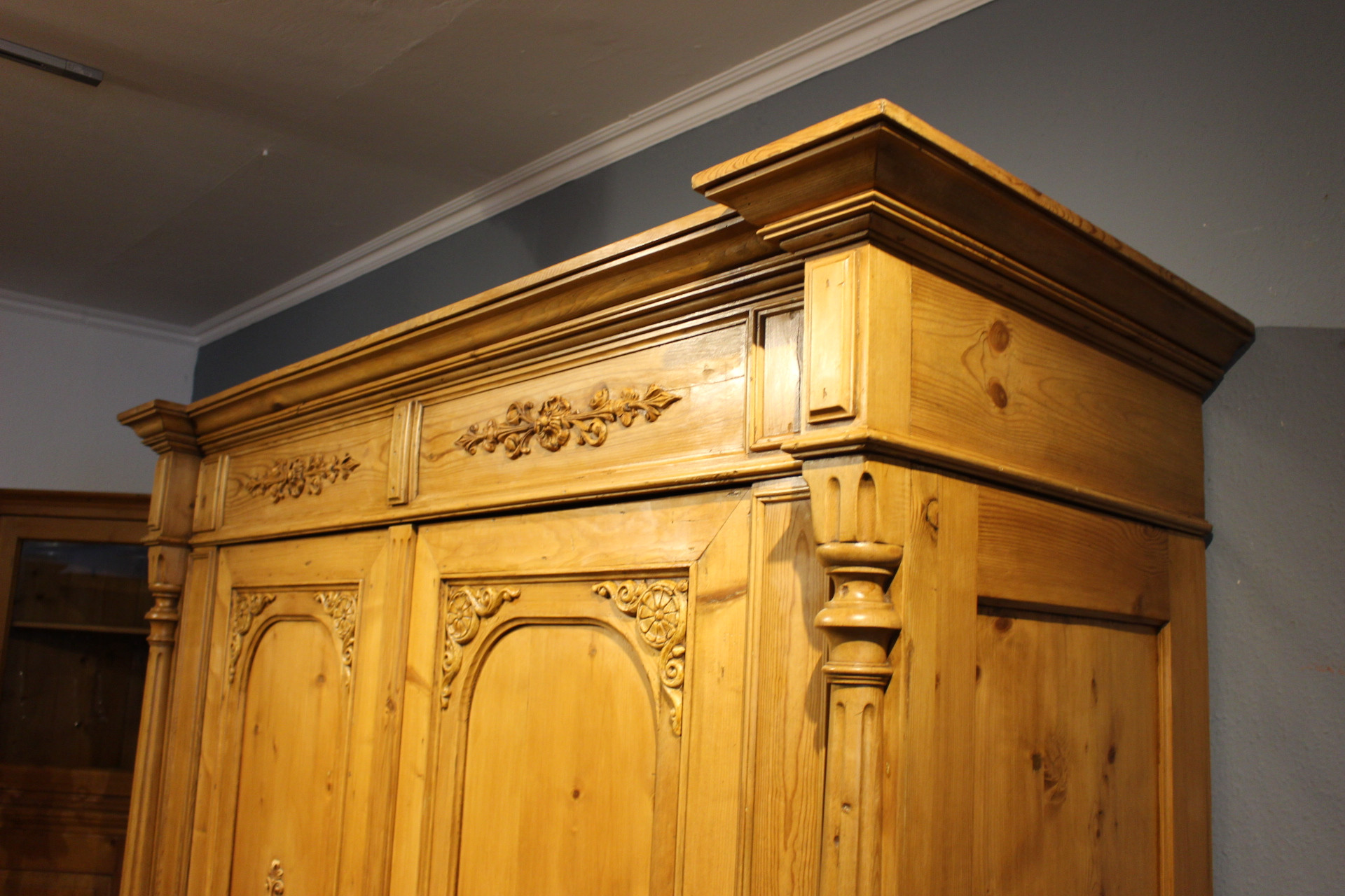 prächtiger antiker Kleiderschrank aus der Gründerzeit mit Säulen (Art.-Nr. 03846)