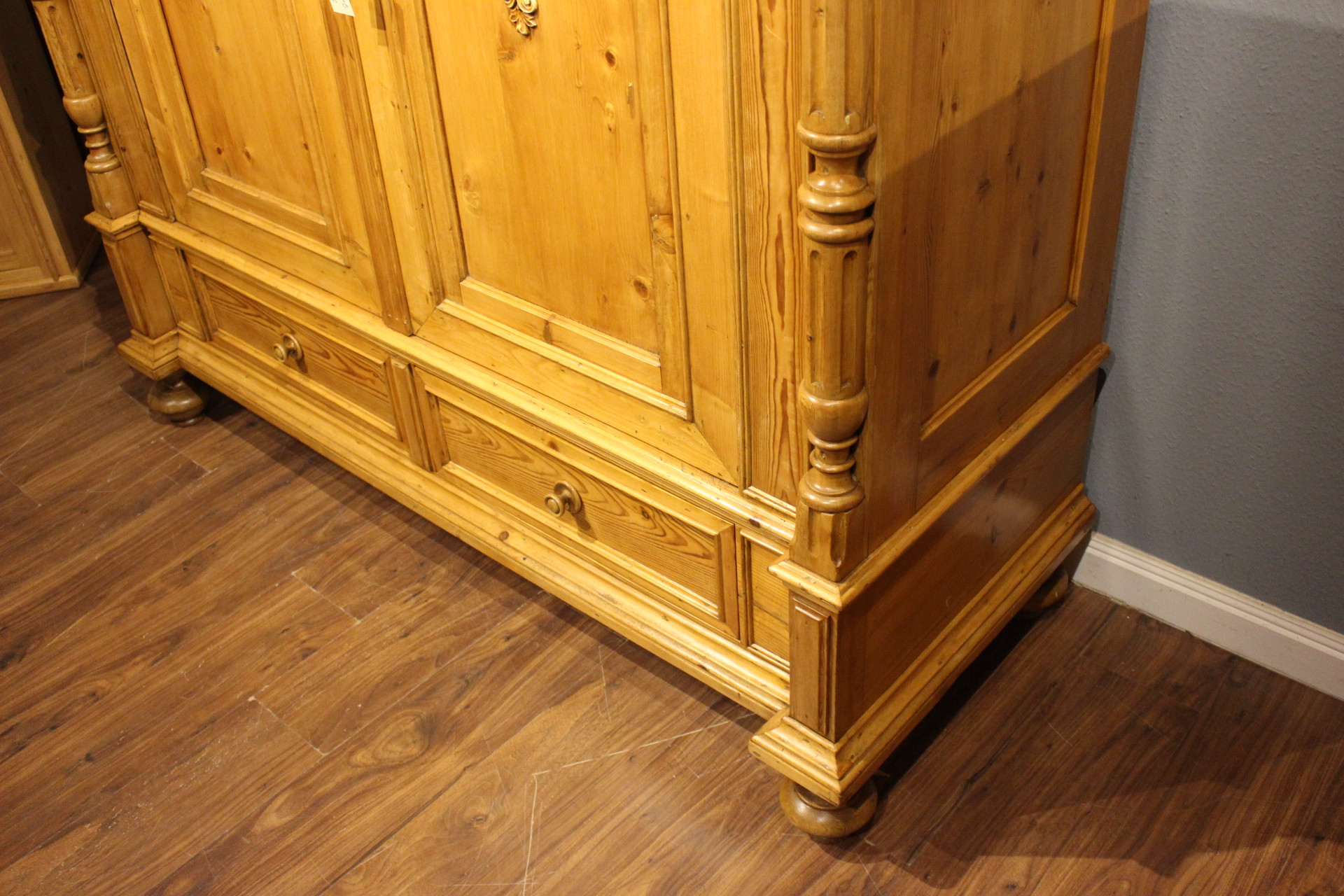 prächtiger antiker Kleiderschrank aus der Gründerzeit mit Säulen (Art.-Nr. 03846)