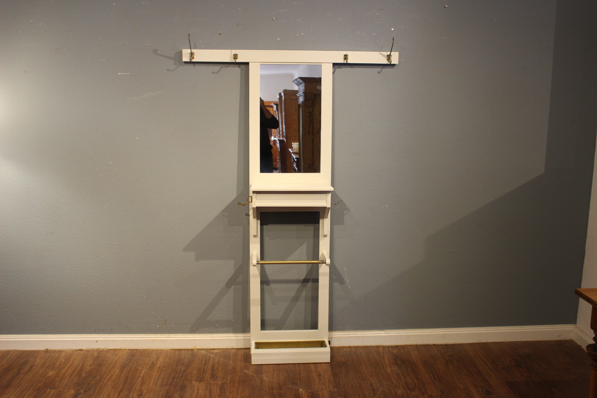 Schlanke Garderobe, Jugendstil (Art.-Nr.: 04680)