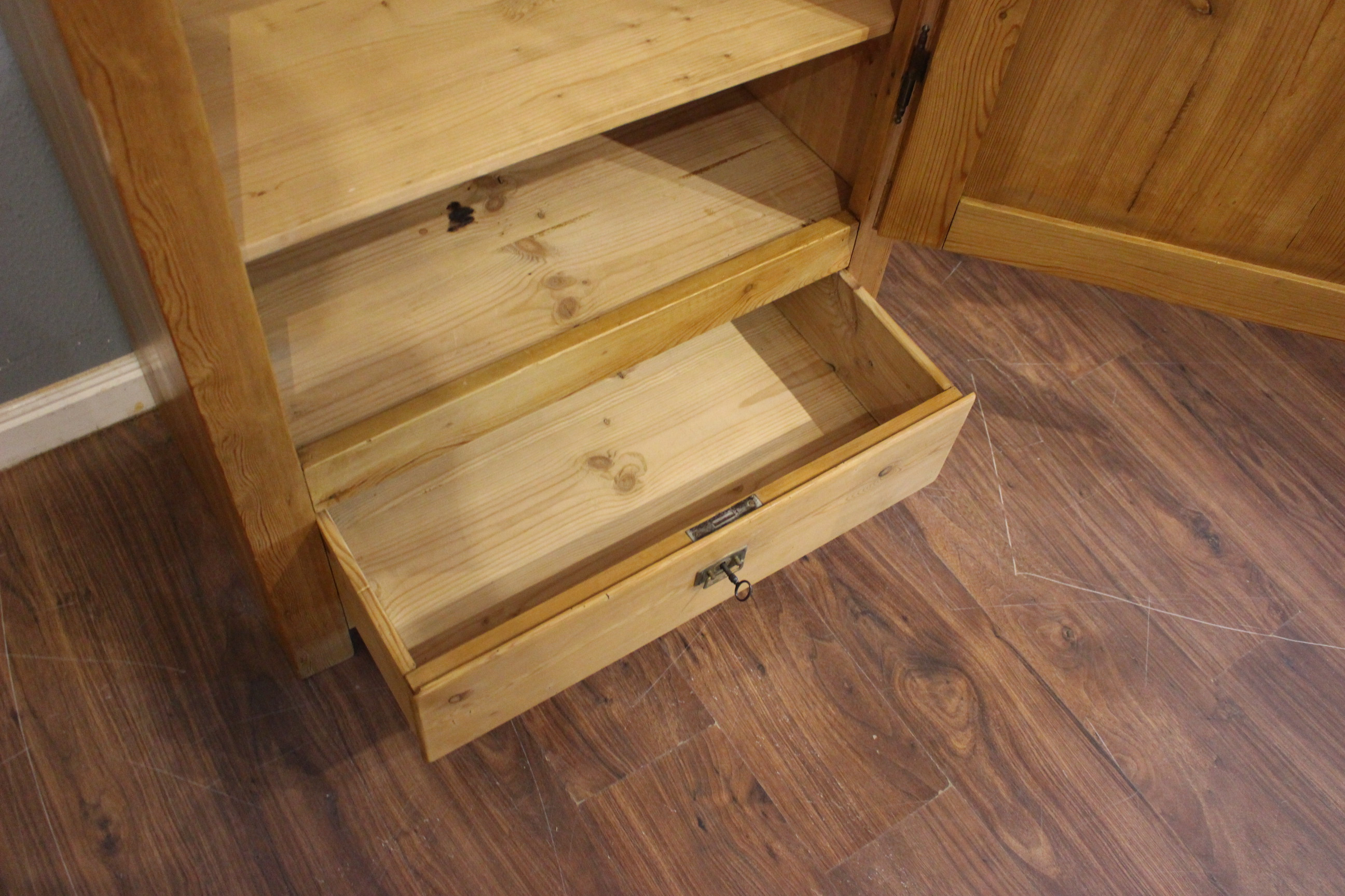 dänischer Schrank Kiefer eintürig ein Schub. (Art.-Nr. 04111)