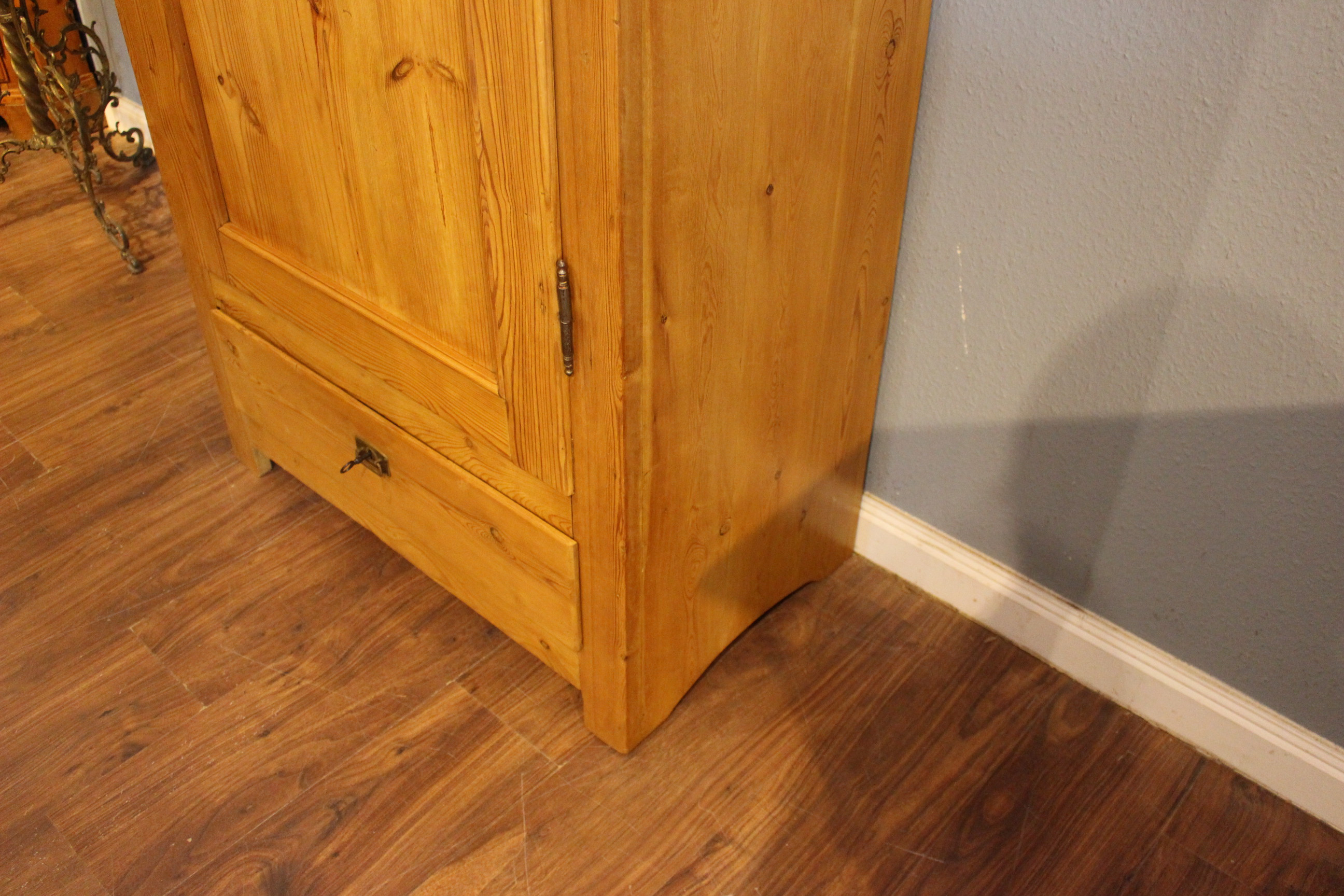 dänischer Schrank Kiefer eintürig ein Schub. (Art.-Nr. 04111)