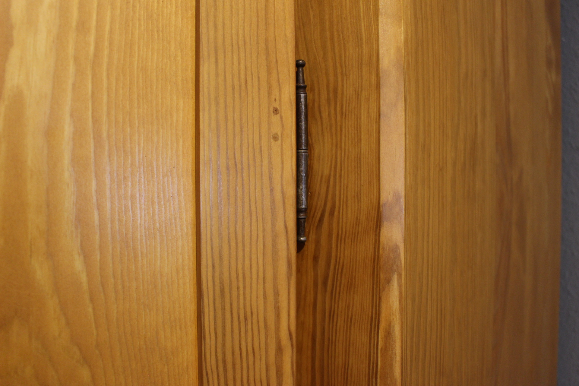 schmaler Schrank Kiefer, auch als Vitrine nutzbar (Art.-Nr. 04461)