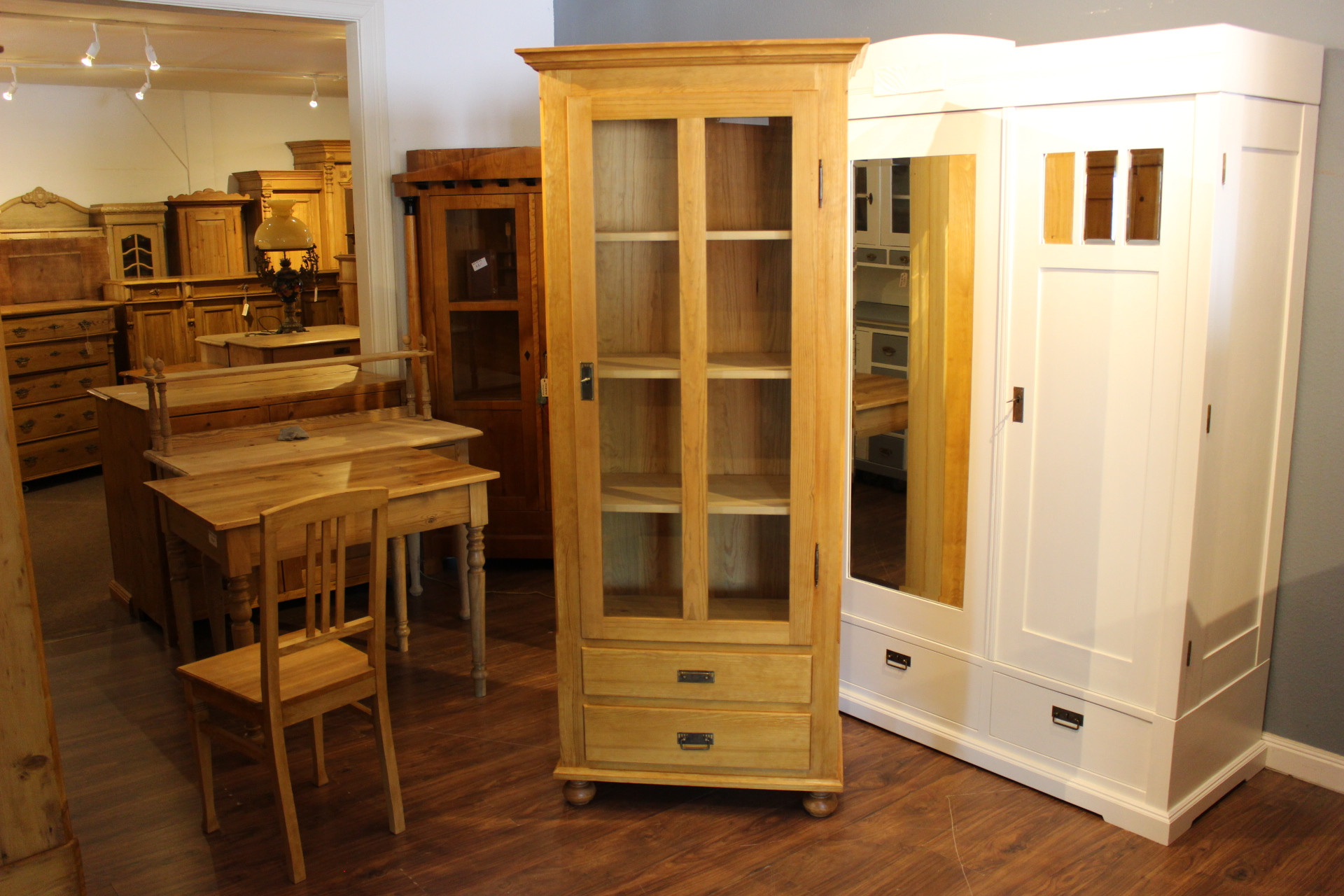 schmaler Schrank Kiefer, auch als Vitrine nutzbar (Art.-Nr. 04461)