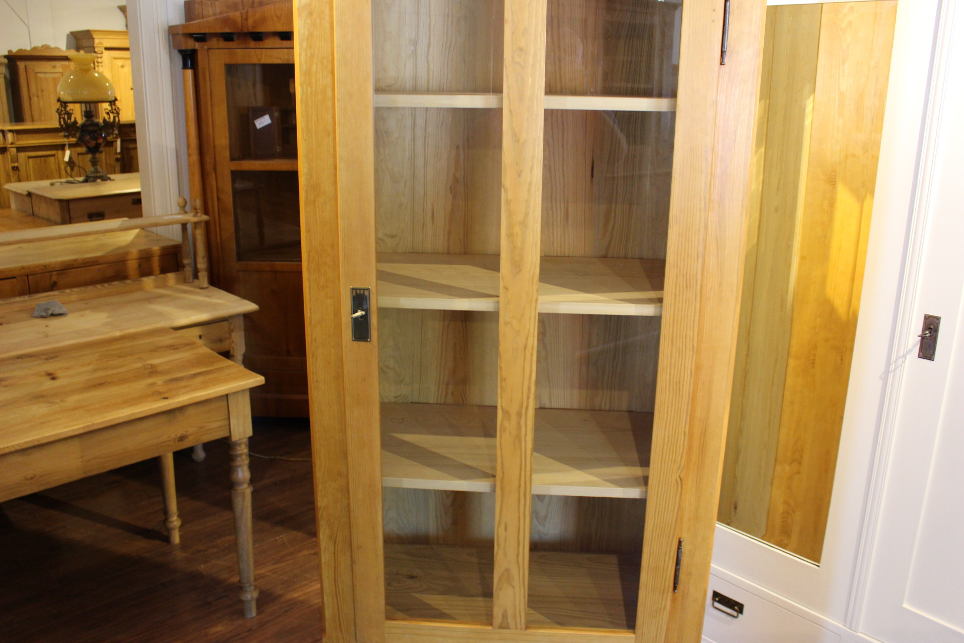 schmaler Schrank Kiefer, auch als Vitrine nutzbar (Art.-Nr. 04461)