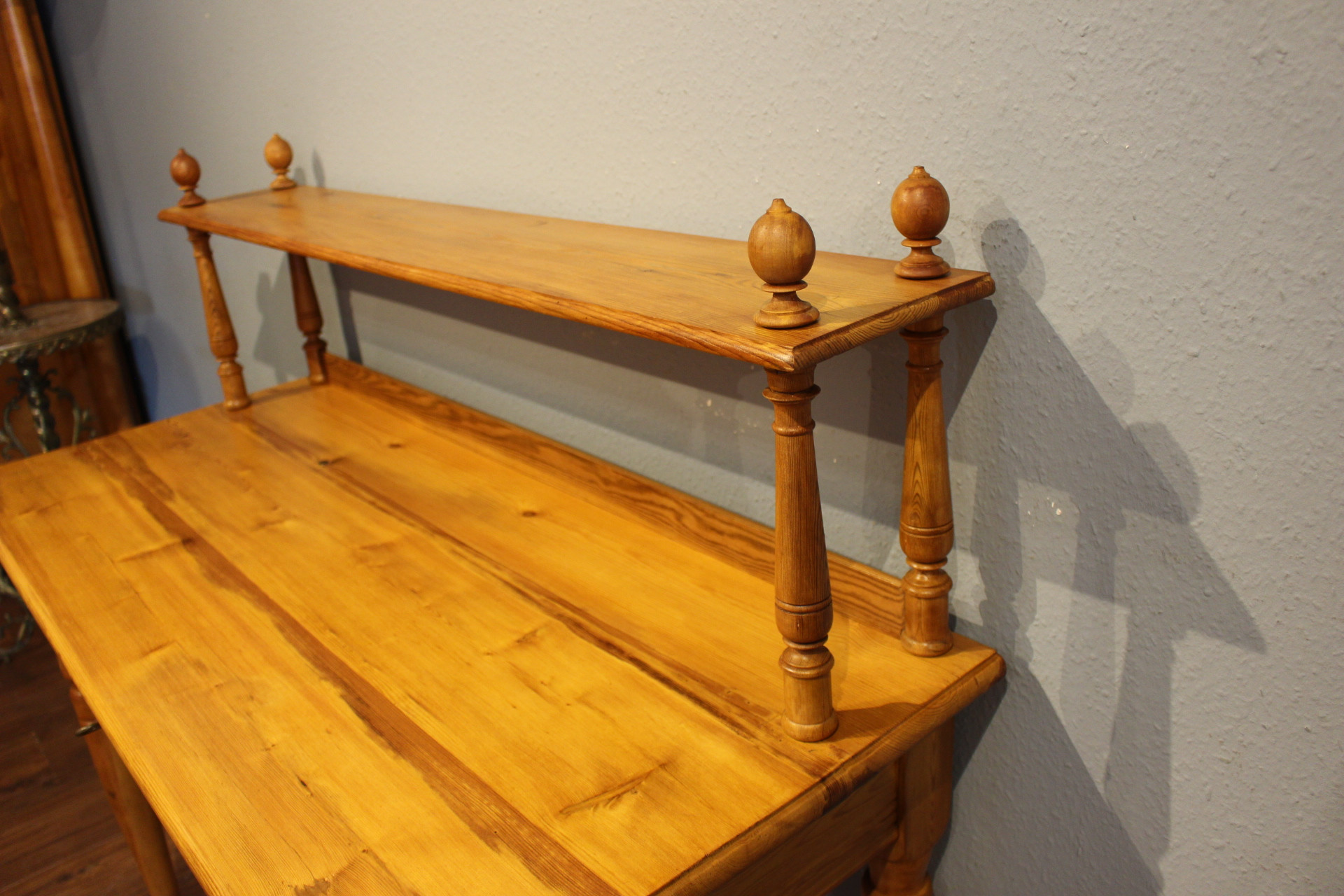 Schreibtisch mit Aufsatz, Kiefer antik, Jugendstil (Art.-Nr. 04420)