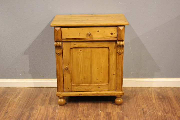 Schuhschrank, Unterschrank, Lampentisch aus der Gründerzeit (Art.-Nr.: 05110)