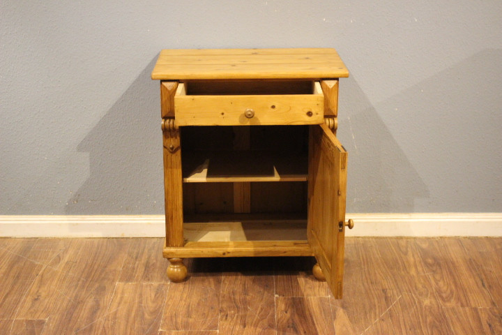 Schuhschrank, Unterschrank, Lampentisch aus der Gründerzeit (Art.-Nr. 05110)