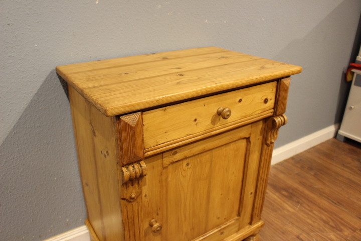 Schuhschrank, Unterschrank, Lampentisch aus der Gründerzeit (Art.-Nr. 05110)