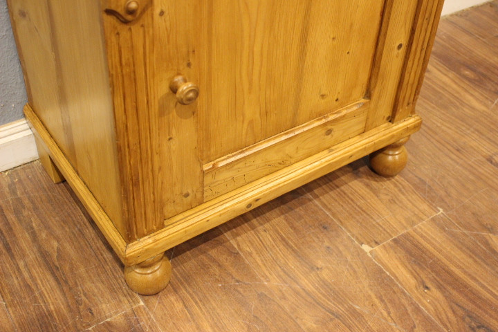 Schuhschrank, Unterschrank, Lampentisch aus der Gründerzeit (Art.-Nr. 05110)