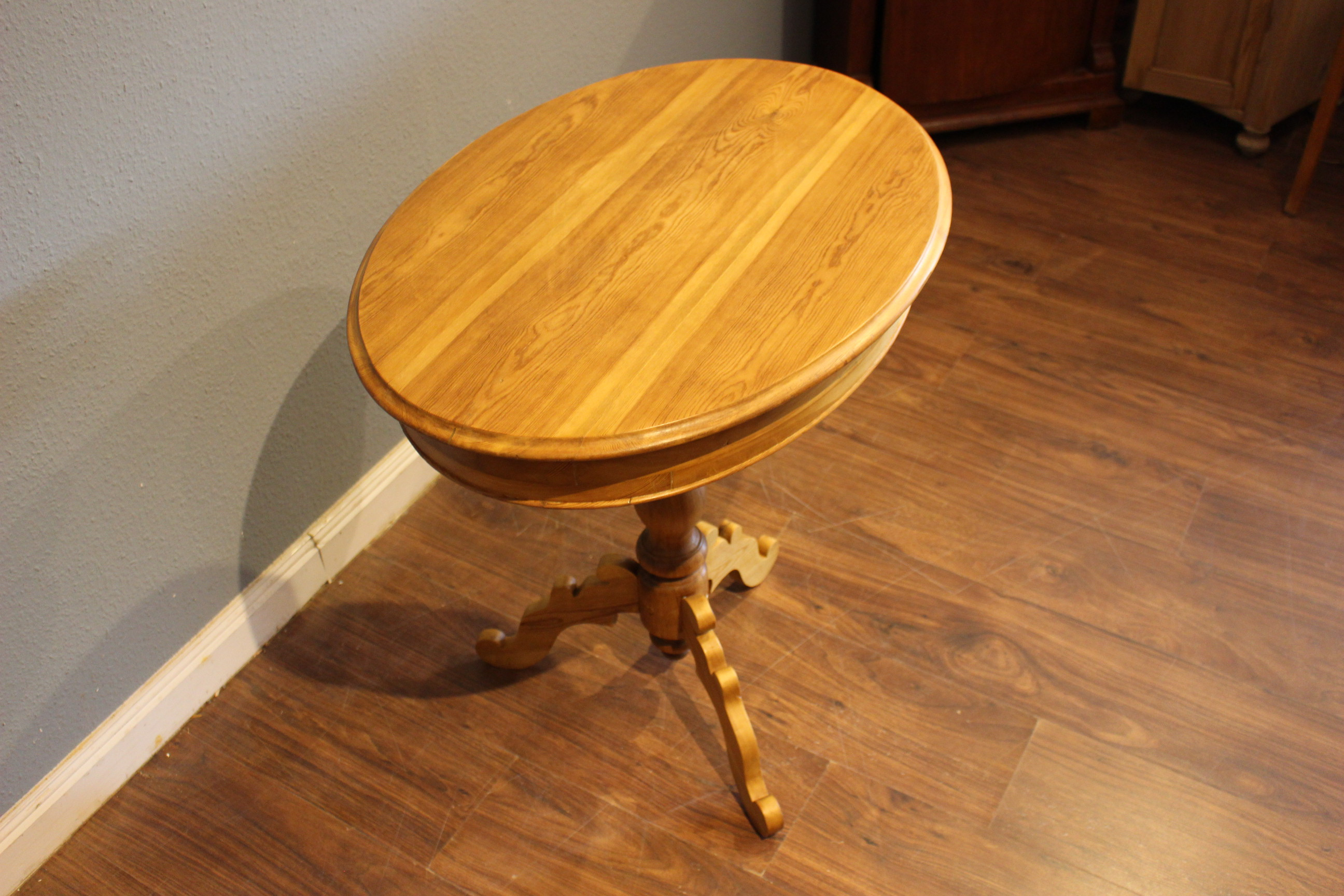 Schwedischer Säulen-Tisch,Kiefer antik, Beistelltisch, oval