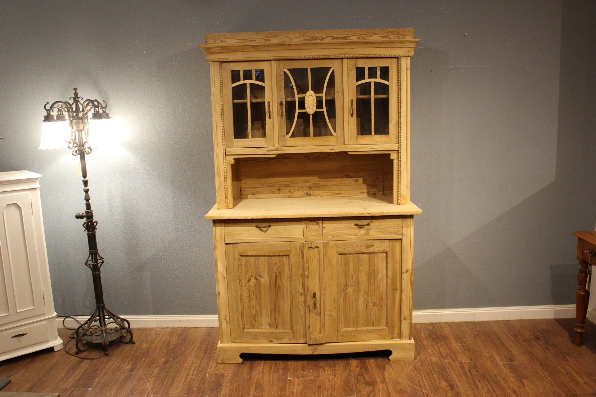 Schöner Küchenschrank, Küchenbuffet, art déco (Art.-Nr. 05133)