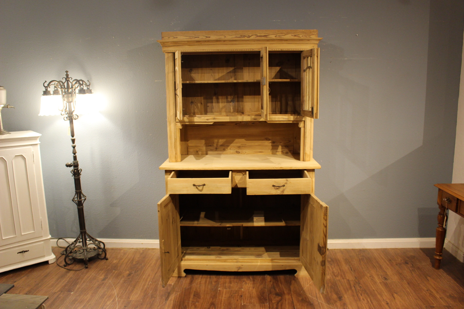 Schöner Küchenschrank, Küchenbuffet, art déco (Art.-Nr. 05133)