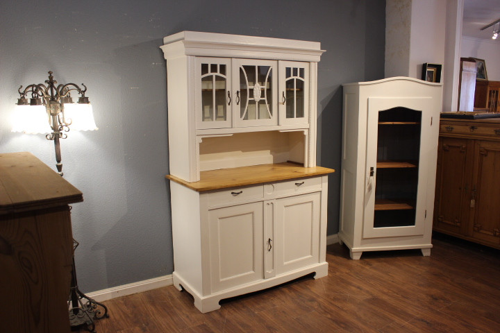 Schöner Küchenschrank, weiß gestrichen, Art déco (Art.-Nr. 05133)