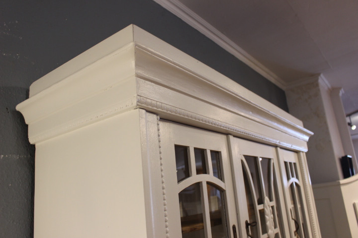 Schöner Küchenschrank, weiß gestrichen, Art déco (Art.-Nr. 05133)