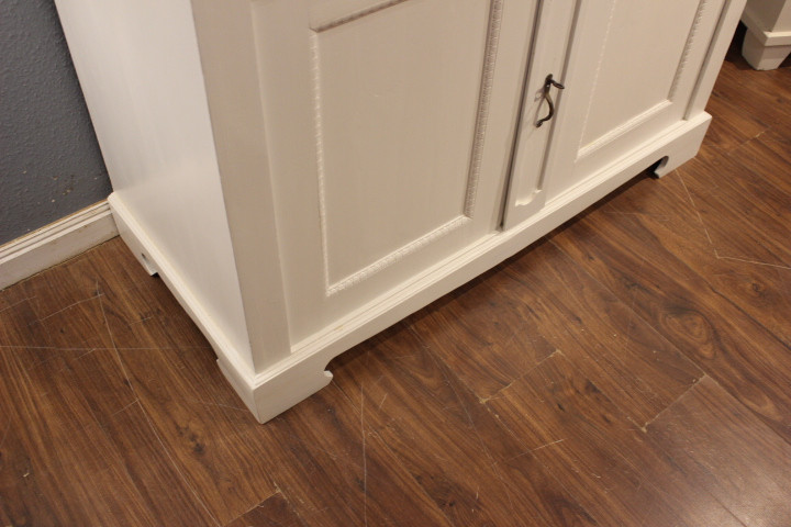 Schöner Küchenschrank, weiß gestrichen, Art déco (Art.-Nr. 05133)