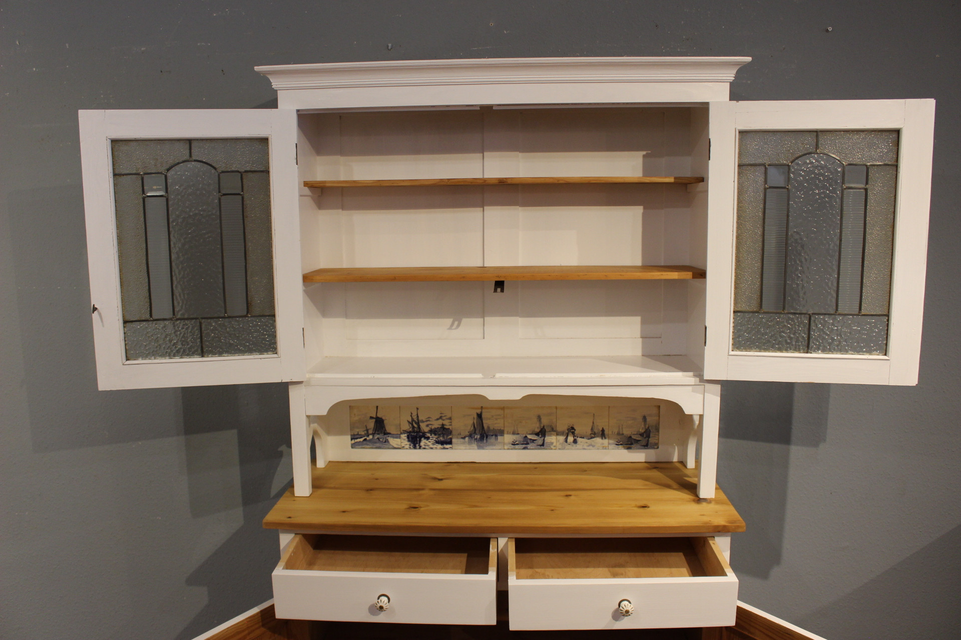 Schöner Küchenschrank, Küchenbuffet, bleiverglast (Art.-Nr. 04602)
