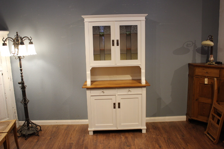 Schönes Jugendstil-Küchenbuffet mit kunstvoller Bleiverglasung (Art.-Nr. 04764)