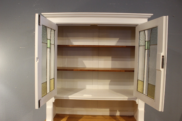Schönes Jugendstil-Küchenbuffet mit kunstvoller Bleiverglasung (Art.-Nr. 04764)