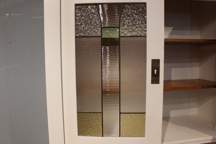 Schönes Jugendstil-Küchenbuffet mit kunstvoller Bleiverglasung (Art.-Nr. 04764)