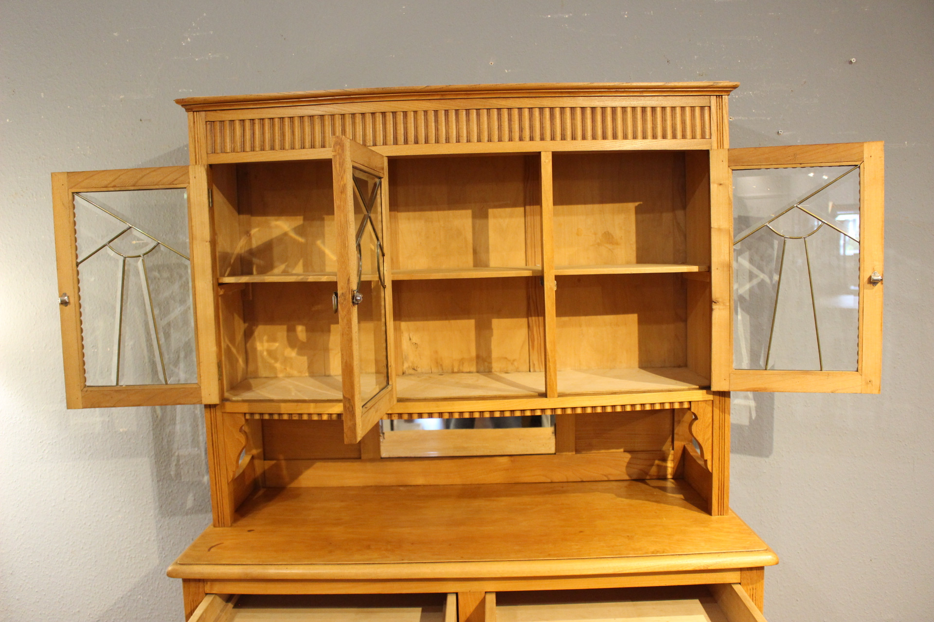 Schönes Art déco Küchenbuffet mit kunstvoller Messingverglasung (Art.-Nr. 05269)