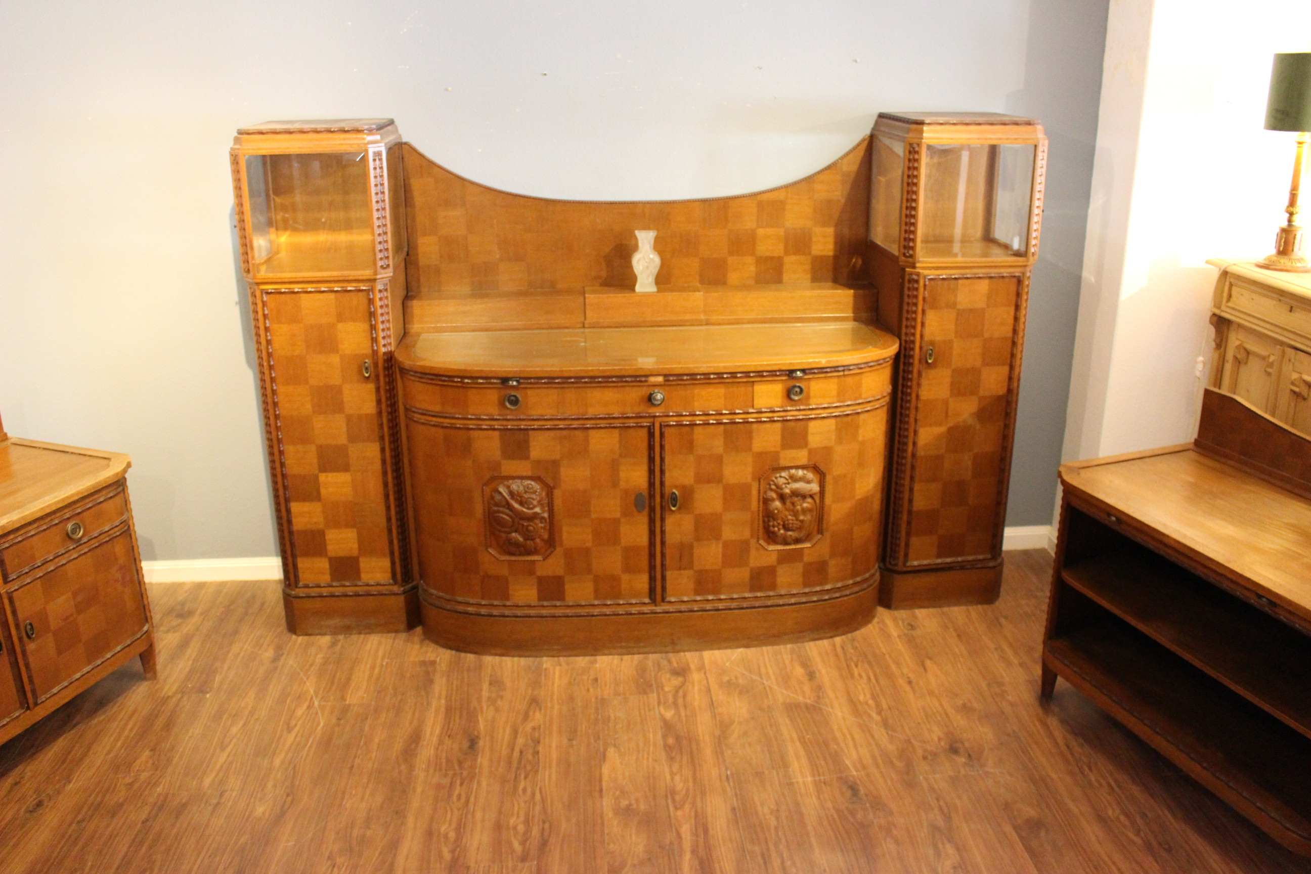 Schönes großes Turmbuffet mit Seitenschränken,  Art déco (Art.-Nr.: 04036)