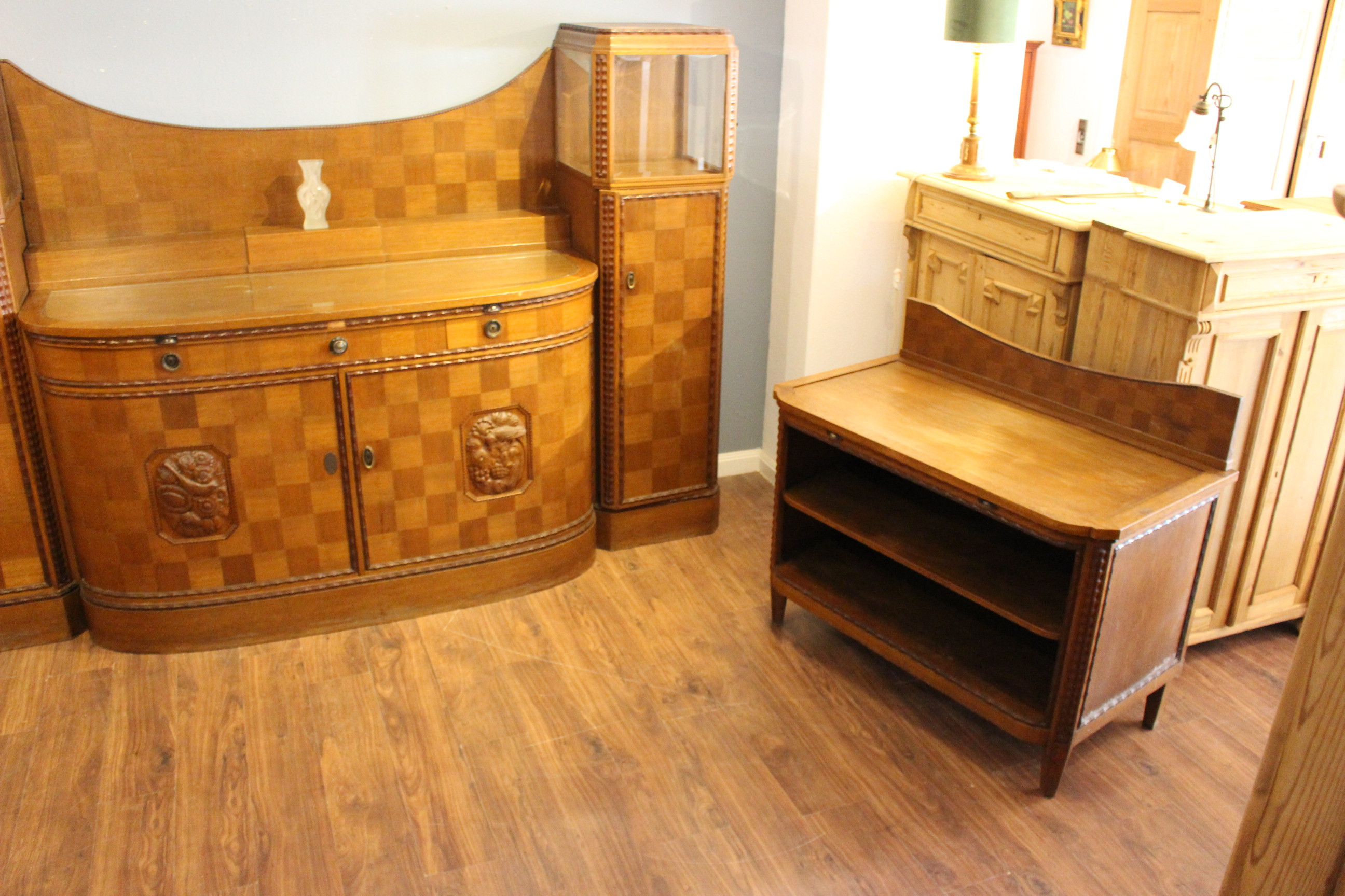 Schönes großes Turmbuffet mit Seitenschränken,  Art déco (Art.-Nr. 04036)