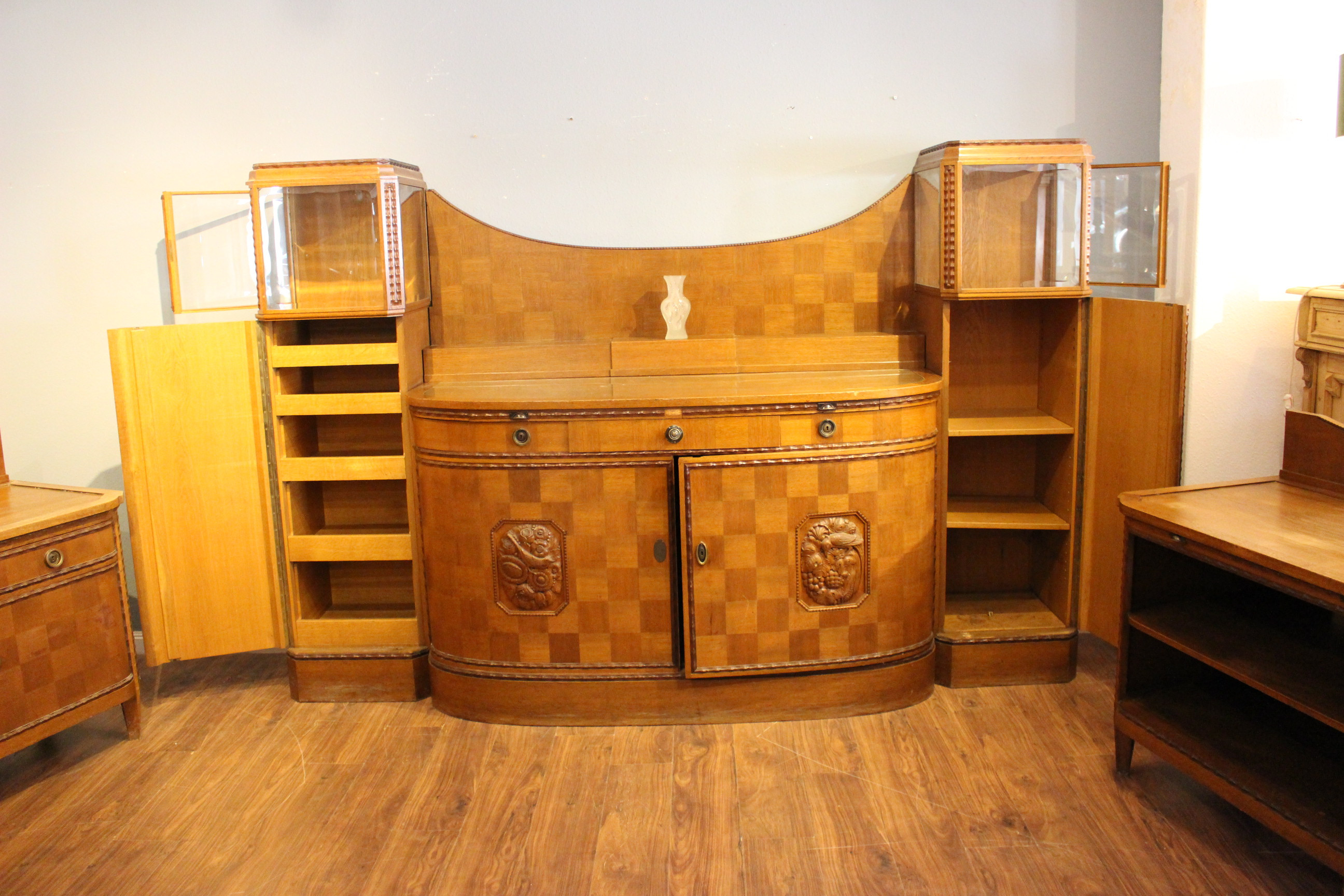 Schönes großes Turmbuffet mit Seitenschränken,  Art déco (Art.-Nr. 04036)
