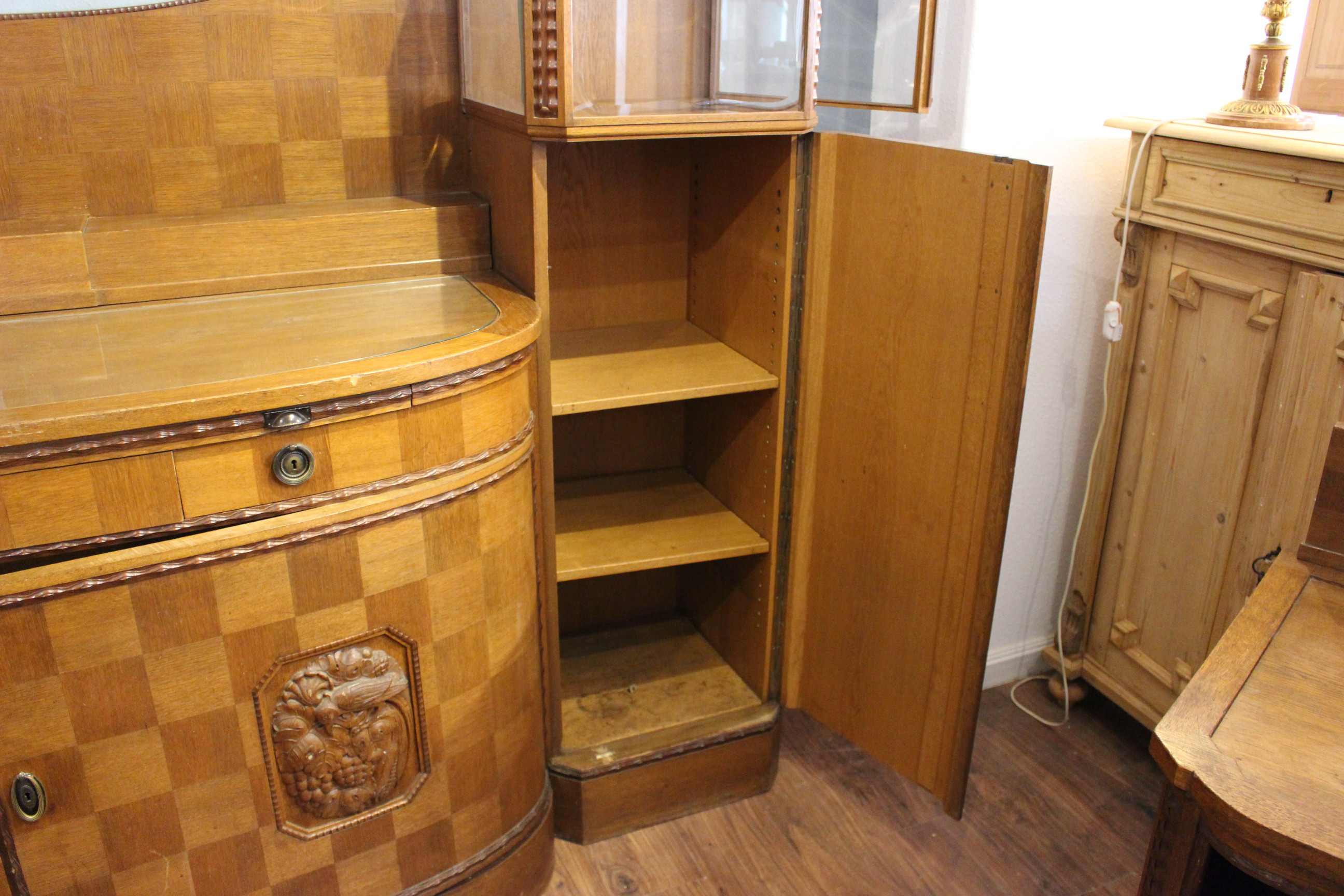 Schönes großes Turmbuffet mit Seitenschränken,  Art déco (Art.-Nr. 04036)