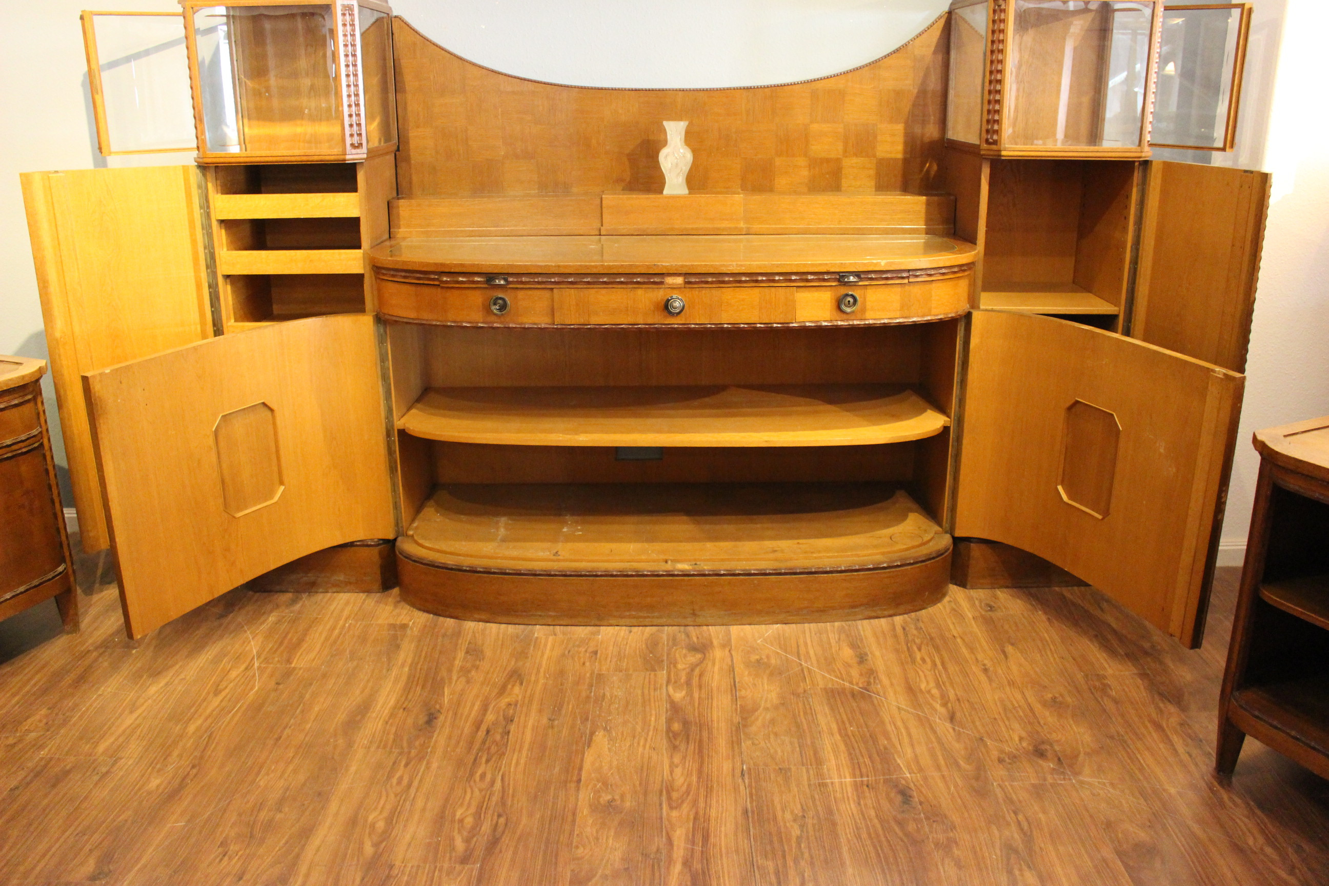 Schönes großes Turmbuffet mit Seitenschränken,  Art déco (Art.-Nr. 04036)