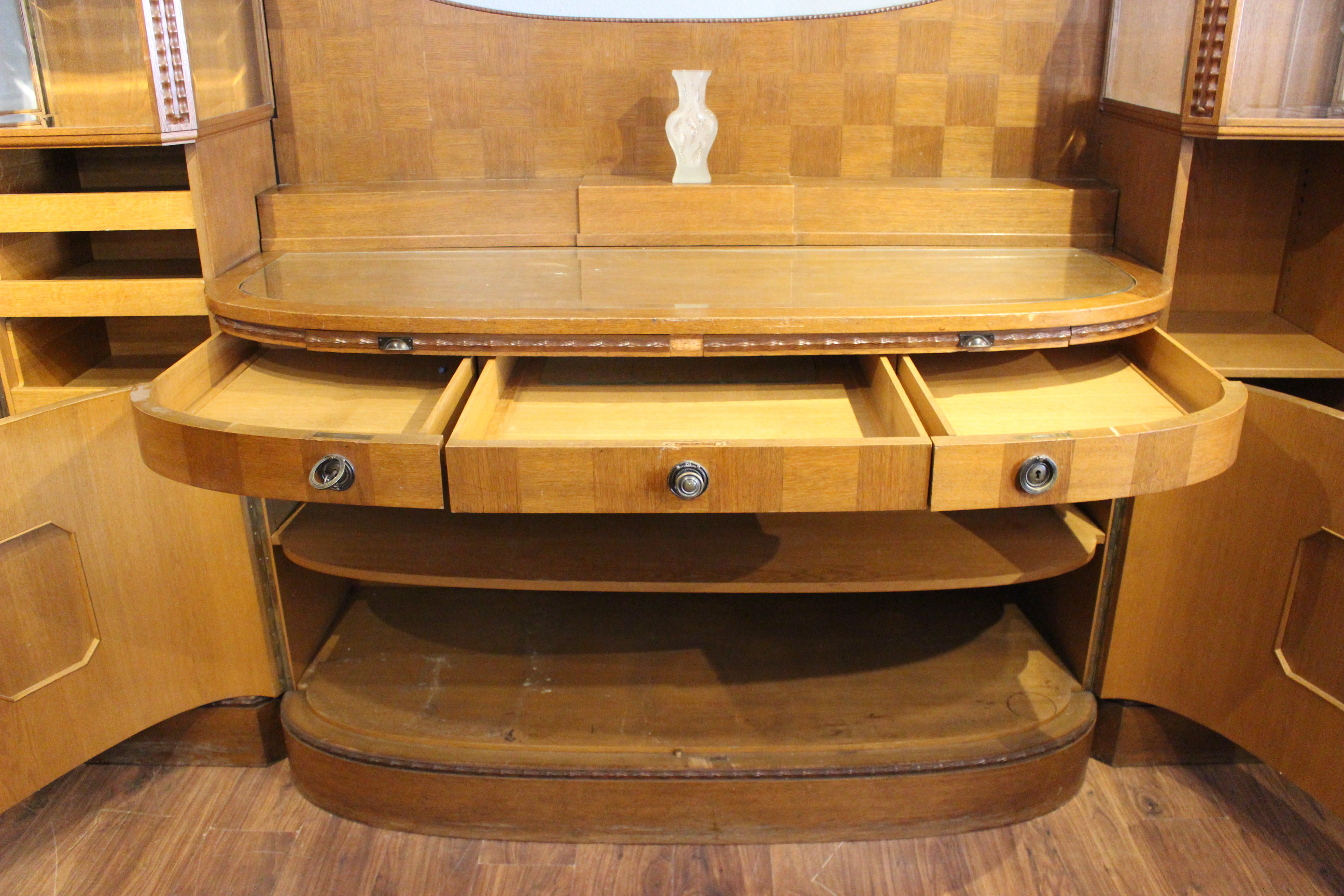 Schönes großes Turmbuffet mit Seitenschränken,  Art déco (Art.-Nr. 04036)